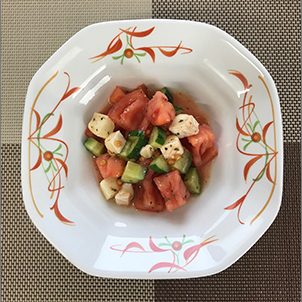 おぎその八角煮物小鉢の盛り付け例 鶏肉とトマトとキュウリのマリネ